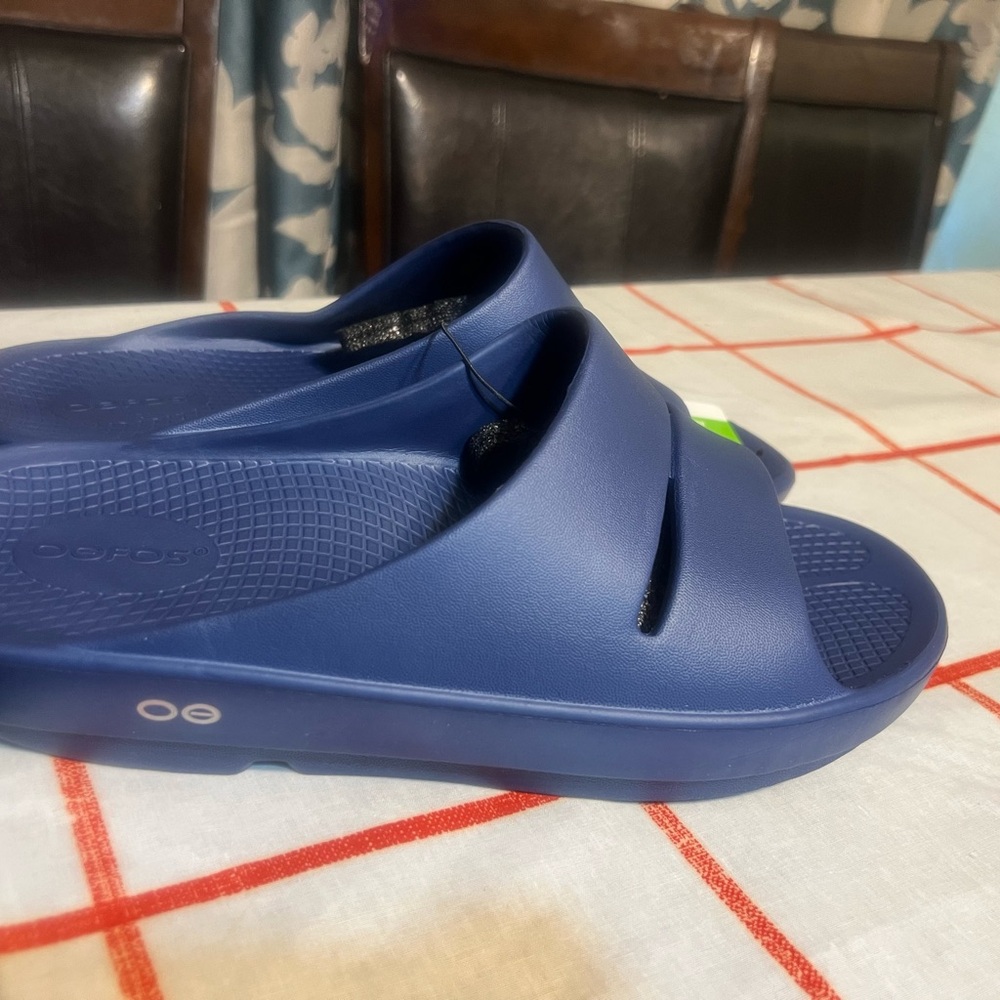 New Oofos sandals size men 10 women 12’
